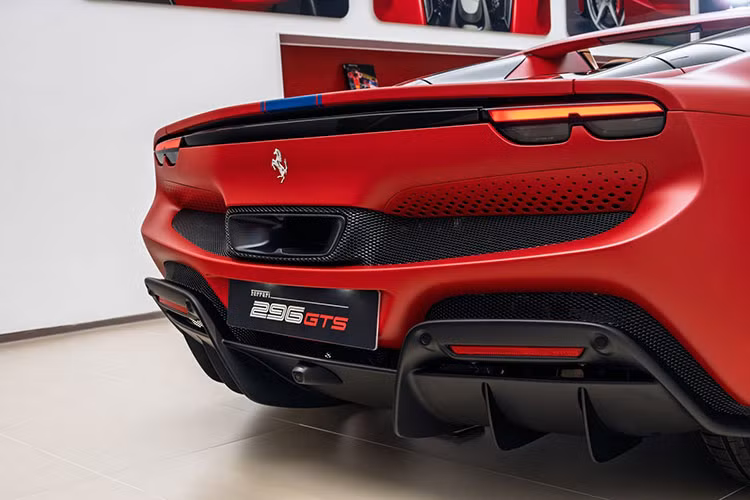 Xe có khả năng tăng tốc từ 0-100 km/h trong 2,9 giây, và từ 0-200 km/h trong 7,6 giây. Vận tốc tối đa đạt 330 km/h. Toàn bộ sức mạnh được truyền qua hộp số ly hợp kép 8 cấp và hệ dẫn động cầu sau.