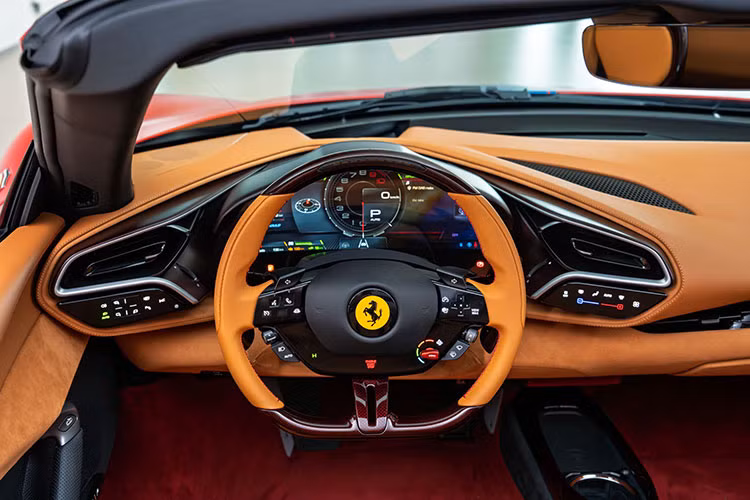 Khoang cabin sử dụng da màu bò chủ đạo, nhấn nhá bằng các đường chỉ khâu và sọc kẻ màu đỏ. Ghế ngồi là loại ghế thể thao nhẹ, làm từ sợi carbon - một tùy chọn đắt giá thường thấy trên các dòng xe hiệu suất cao.