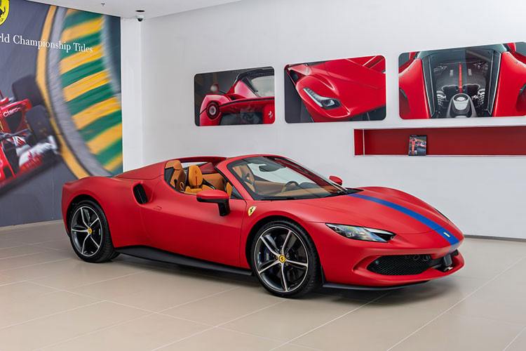 Mới đây, một chiếc siêu xe Ferrari 296 GTS 2025 mới (phiên bản hybrid mui trần) đã được đưa về Việt Nam theo diện nhập khẩu chính hãng.