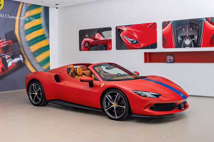 Mới đây, một chiếc siêu xe Ferrari 296 GTS 2025 mới (phiên bản hybrid mui trần) đã được đưa về Việt Nam theo diện nhập khẩu chính hãng. 