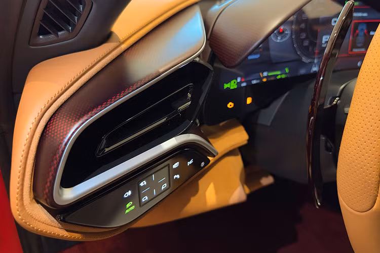 Đáng chú ý, chủ nhân đã lựa chọn gói ốp nội thất sợi carbon nhuộm đỏ, thay thế cho loại sợi carbon đen tiêu chuẩn. Đây là một tùy chọn hiếm, có khả năng khiến tổng giá trị xe tăng đáng kể. Nhiều khả năng, đây cũng là chiếc Ferrari duy nhất tại Việt Nam sở hữu tuỳ chọn carbon đỏ này.