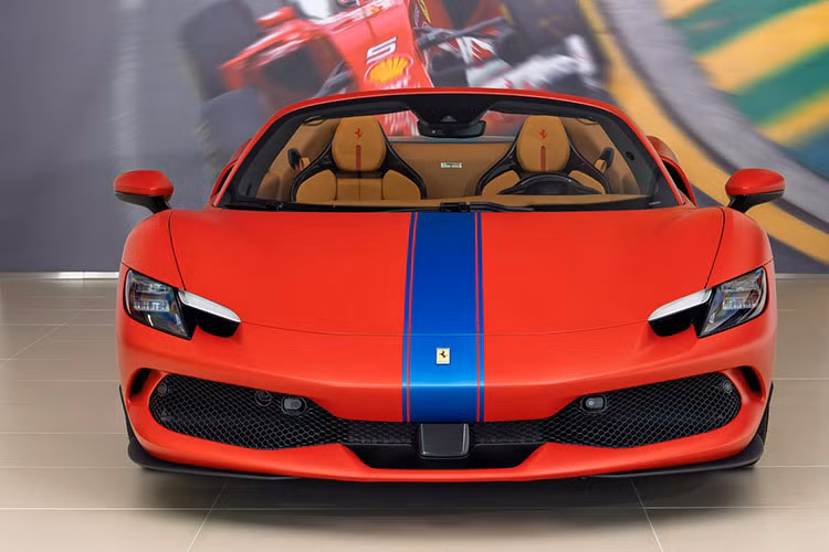 Ferrari 296 GTS còn được trang bị hệ thống pin lithium-ion dung lượng 7,45 kWh, cung cấp năng lượng cho mô-tơ điện. Xe có thể vận hành hoàn toàn bằng điện trong phạm vi 25 km với tốc độ tối đa 135 km/h. Thời gian sạc đầy pin từ nguồn điện ngoài dao động từ 2 - 2,5 giờ.