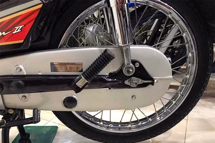 Hộp xích, giảm sóc sau và gác để chân, tem hướng dẫn sử dụng... cho đến từng con ốc của chiếc xe Dream huyền thoại này đều mang nét nguyên bản hiếm có. Hầu như các chi tiết trên xe chỉ vướng một lớp bụi do người chơi đắp chiếu lâu không sử dụng tới 16 năm.