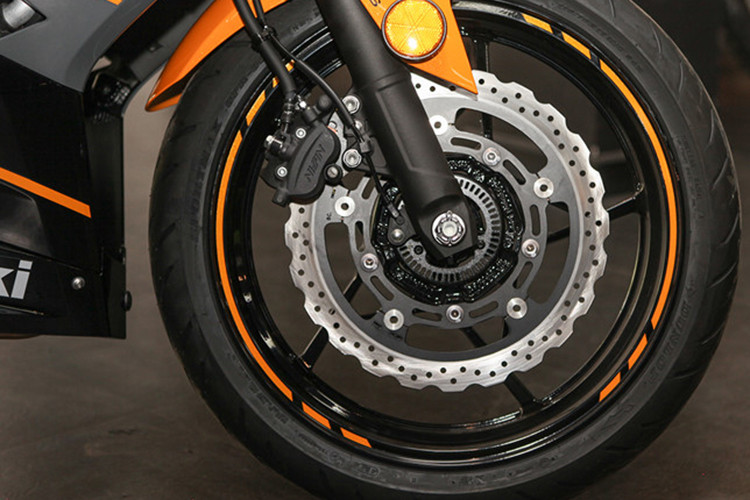 Chiếc xe cũng sẽ vận hành êm ái hơn với cặp giảm xóc ống lồng trước đường kính được nâng từ 37 mm lên 41 mm. Ninja 400 được trang bị hệ thống phanh đĩa trước 310 mm và sau 220 mm cùng hệ thống ABS thế hệ mới của Nissin. Phía sau xe được trang bị giảm sóc đơn dạng monoshock, đi kèm cặp mâm 5 cánh đơn lấy từ đàn anh Ninja 650.