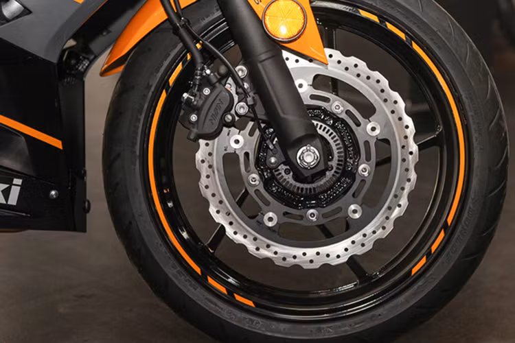 Chiếc xe cũng sẽ vận hành êm ái hơn với cặp giảm xóc ống lồng trước đường kính được nâng từ 37 mm lên 41 mm. Ninja 400 được trang bị hệ thống phanh đĩa trước 310 mm và sau 220 mm cùng hệ thống ABS thế hệ mới của Nissin. Phía sau xe được trang bị giảm sóc đơn dạng monoshock, đi kèm cặp mâm 5 cánh đơn lấy từ đàn anh Ninja 650.