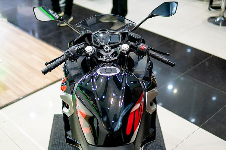 Do hướng tới nhóm người mới chơi môtô, Ninja 400 sở hữu tay lái dạng Sport-city. Đồng hồ trên xe hoàn toàn mới và trông đẹp hơn, nhờ cách bố trí đơn giản với màn hình lớn. Đồng hồ báo tua máy lớn ở bên trái và một màn hình LCD bên phải hiển thị các thông số hành trình.