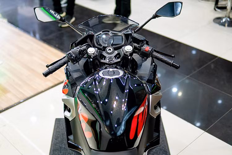Do hướng tới nhóm người mới chơi môtô, Ninja 400 sở hữu tay lái dạng Sport-city. Đồng hồ trên xe hoàn toàn mới và trông đẹp hơn, nhờ cách bố trí đơn giản với màn hình lớn. Đồng hồ báo tua máy lớn ở bên trái và một màn hình LCD bên phải hiển thị các thông số hành trình.