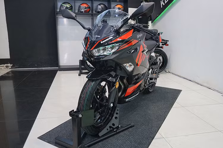 Kawasaki thiết kế hộp gió lớn hơn để cung cấp lượng khí nạp vào buồng đốt hiệu quả hơn. Đặc biệt, khối động cơ mới còn nhẹ hơn 1 kg so với Ninja 250. Bên cạnh đó, Ninja 400 còn sở hữu trang bị cao cấp như bộ hỗ trợ côn trượt thường xuất hiện trên những chiếc phân khối lớn tầm cao...