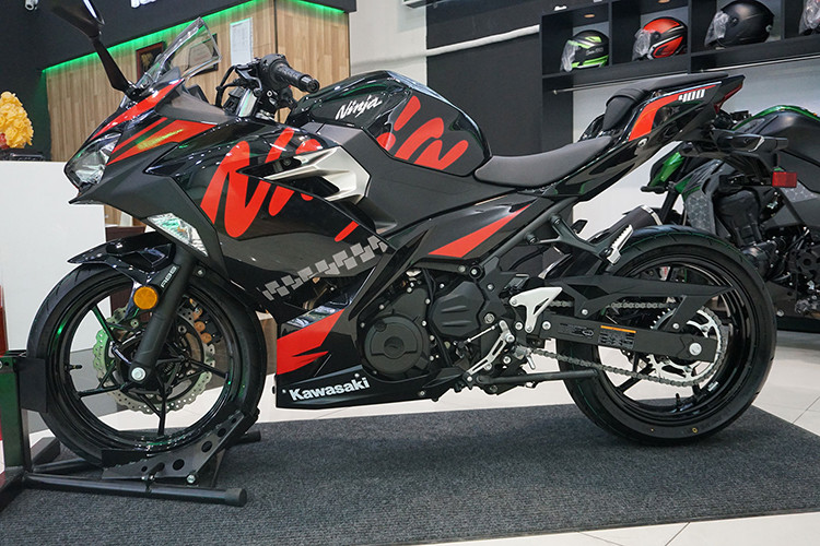 Ngoài thay đổi về tem xe cũng như đồ chơi lắp thêm giúp ngoại hình ấn tượng hơn, xe không có thay đổi nào về mặt thiết kế so với nguyên bản đang bán ra trên thị trường Việt Nam. Nó vẫn mang vẻ ngoài mạnh mẽ, thể thao nhờ thừa hưởng thiết kế từ siêu môtô Kawasaki Ninja H2