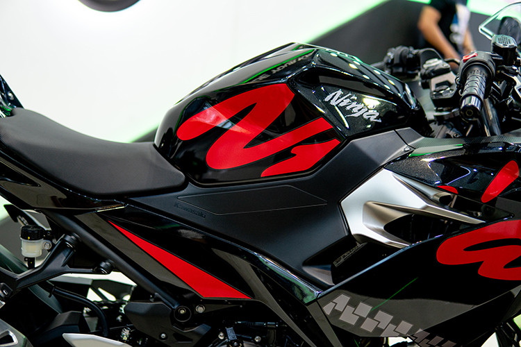 Hãng xe máy Kawasaki đã thiết lập mục tiêu cho chiếc Ninja 400 “nhẹ, nhỏ gọn, dễ dàng sử dụng. Chính vì vậy dù có dung tích lớn hơn nhưng trọng lượng của động cơ Ninja 400 lại nhẹ hơn 1 kg so với động cơ Ninja 300. Ninja 400 được trang bị bình xăng dung tích 14 lít, giúp xe có thể đi được quãng đường 338 km với bình xăng đầy.