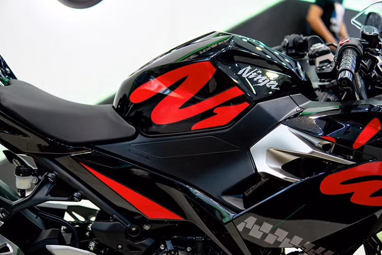 Hãng xe máy Kawasaki đã thiết lập mục tiêu cho chiếc Ninja 400 “nhẹ, nhỏ gọn, dễ dàng sử dụng. Chính vì vậy dù có dung tích lớn hơn nhưng trọng lượng của động cơ Ninja 400 lại nhẹ hơn 1 kg so với động cơ Ninja 300. Ninja 400 được trang bị bình xăng dung tích 14 lít, giúp xe có thể đi được quãng đường 338 km với bình xăng đầy.