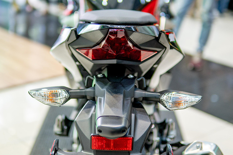 Là một mẫu xe môtô thế thao, Kawsaki Ninja 400 2018 cũng được trang bị hệ thống yên đôi tách roài. Hệ thống đèn hậu được trang bị với đèn chiếu sáng dạng led hình ngôi sao 3 cánh, xi nhan tách rời, hạ thấp xưống dè. Xe có chiều dài 1.990 mm, rộng 710 mm, cao 1.120 mm, chiều dài cơ sở 1.405 mm, chiều cao gầm 140 mm.