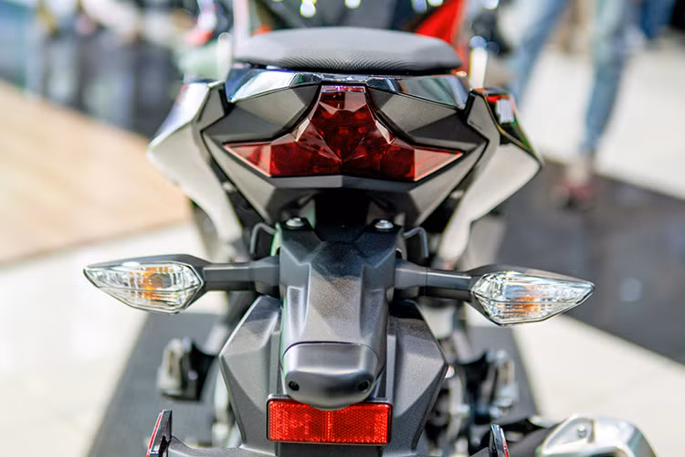 Là một mẫu xe môtô thế thao, Kawsaki Ninja 400 2018 cũng được trang bị hệ thống yên đôi tách roài. Hệ thống đèn hậu được trang bị với đèn chiếu sáng dạng led hình ngôi sao 3 cánh, xi nhan tách rời, hạ thấp xưống dè. Xe có chiều dài 1.990 mm, rộng 710 mm, cao 1.120 mm, chiều dài cơ sở 1.405 mm, chiều cao gầm 140 mm.