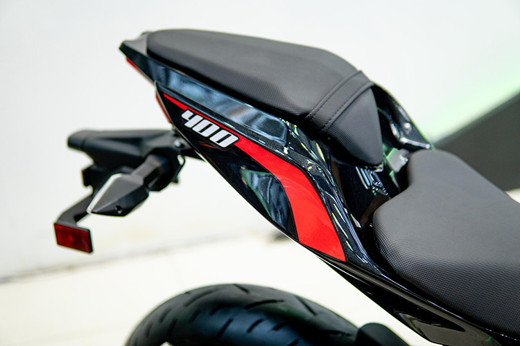 Một bộ khung lưới mắt cáo kết hợp tất cả các thành phần giúp cho chiếc xe có khả năng xử lý thể thao. Thiết kế của Ninja 400 trở nên hấp dẫn và dữ dằn hơn nhờ các mảng thân to lớn, phần đầu thấp hơn. Với yên xe cao 786mm, việc lên xuống xe nhìn chung khá dễ dàng.