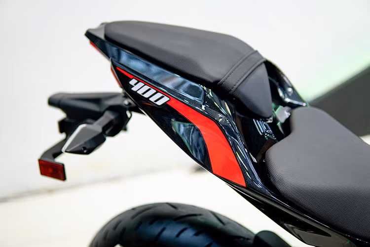 Một bộ khung lưới mắt cáo kết hợp tất cả các thành phần giúp cho chiếc xe có khả năng xử lý thể thao. Thiết kế của Ninja 400 trở nên hấp dẫn và dữ dằn hơn nhờ các mảng thân to lớn, phần đầu thấp hơn. Với yên xe cao 786mm, việc lên xuống xe nhìn chung khá dễ dàng.