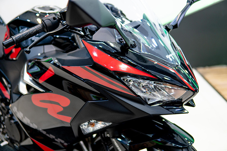 Kawasaki Ninja 400 ABS 2019 sở hữu thiết kế hầm hố - đặc biệt là ở phần đầu xe với bộ ốp cỡ lớn. Xe được trang bị hệ thống đèn pha LED đôi trông khá dữ dằn. Đèn báo rõ được tích hợp vào bộ yếm trước của xe.