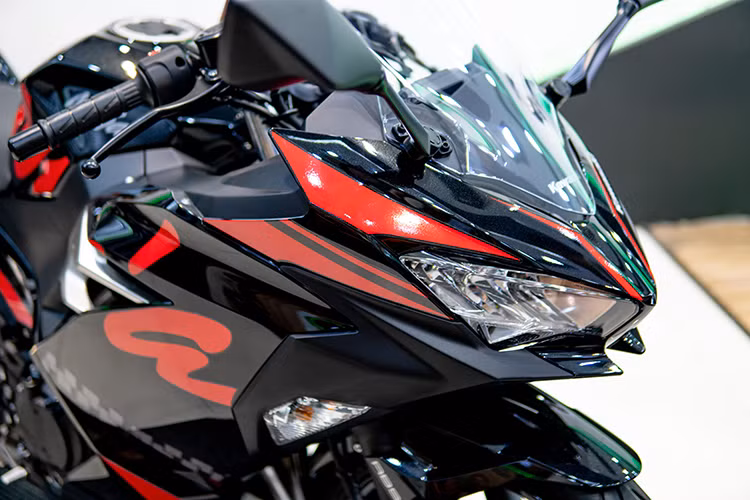 Kawasaki Ninja 400 ABS 2019 sở hữu thiết kế hầm hố - đặc biệt là ở phần đầu xe với bộ ốp cỡ lớn. Xe được trang bị hệ thống đèn pha LED đôi trông khá dữ dằn. Đèn báo rõ được tích hợp vào bộ yếm trước của xe.