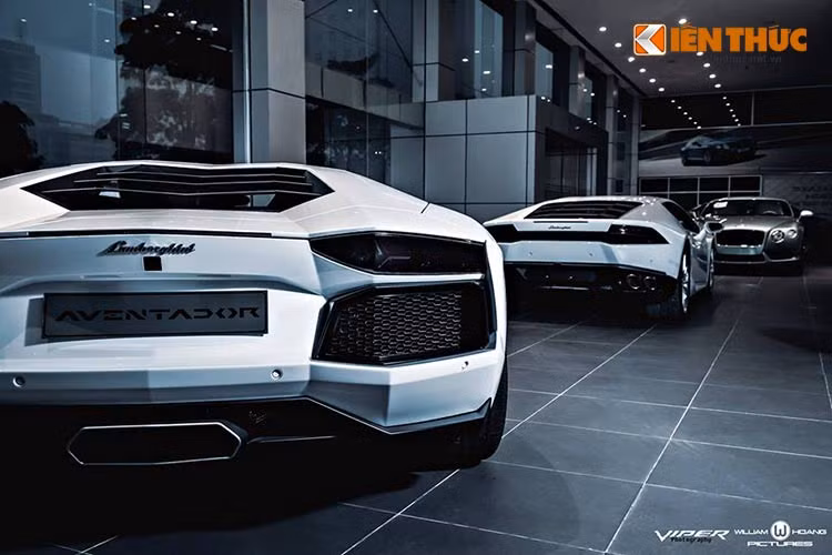 Hiện chiếc Lamborghini Huracan màu trắng này đang được trưng bày tại showroom chính hãng của Lamborghini tại Hà Nội. Được biết, mức đề xuất cho siêu xe này ở mức 14,2 tỷ đồng.