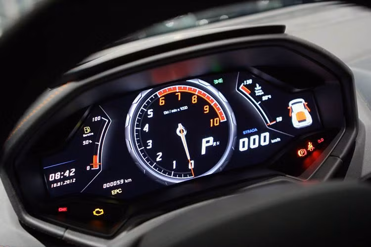 Huracan sở hữu nội thất với ghế ngồi thể thao, bọc da lộn, da trơn màu xám kết hợp các đường chỉ khâu màu vàng. Dàn đén công tơ mét thiết kế thể thao đúng với phong cách siêu xe Ý.