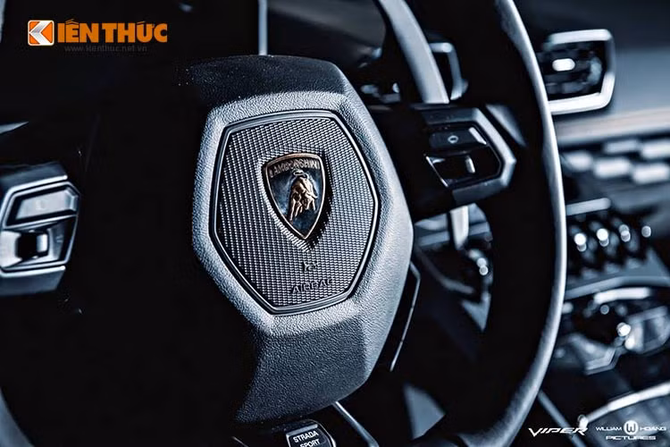 Vô lăng bọc da với logo "bò mộng" nằm chính giữa, vô lăng được tích hợp lẫy chuyển số và các nút bấm chức năng khác đầy với thiết kế đơn giản nhưng đầy chất thể thao mạnh mẽ.