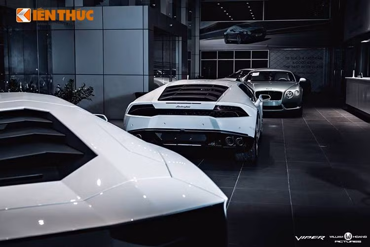 Lamborghini Huracan là siêu xe thay thế cho Gallardo với bộ khung làm từ sợi carbon/nhôm hybrid, trong khi thân xe chất liệu nhôm và composite. Kích thước dài, rộng, cao của xe lần lượt là 4.459 x 1.924 x 1.165 mm. Chiều dài cơ sở 2.620 mm và trọng lượng khô 1.422 kg.
