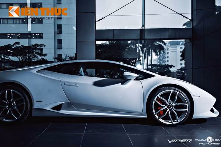 Có thể điểm danh các siêu xe Lamborghini lăn bánh tại Việt Nam hiện nay đã lên đến con số hàng chục, nhưng những chiếc xe chính hãng thì không xuất hiện nhiều, mặc dù hãng siêu xe này đã có mặt tại thị trường Việt Nam từ năm 2014.