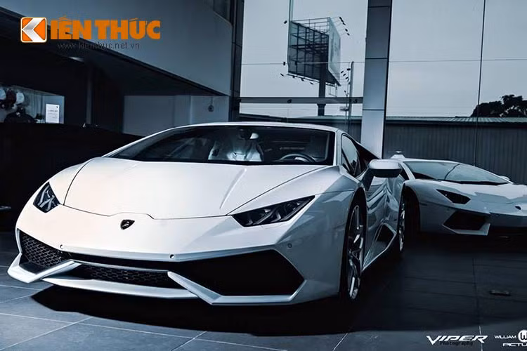 Sau khi bán chiếc Huracan màu xám đầu tiên cho một đại gia tại TP HCM vào cuối 2015 vừa qua, nhà phân phối Lamborghini tại Việt Nam lại vừa nhập về một chiếc Huracan thứ 2 mang màu trắng.
