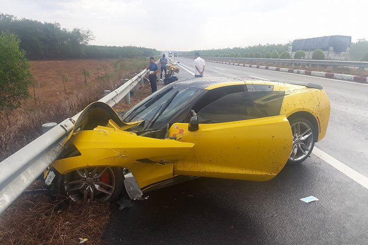 Hiện chưa có nhiều thông tin về vụ tai nạn của chiếc Chevrolet Corvette C7 Stingray, chỉ biết rằng mẫu xe thể thao này gặp nạn tại cao tốc Long Thành - Dầu Giây, hướng từ Sài Gòn đi Dầu Giây. Những hình ảnh cho thất chiếc siêu xe thể thao thương hiệu Mỹ gặp nạn khá nặng.