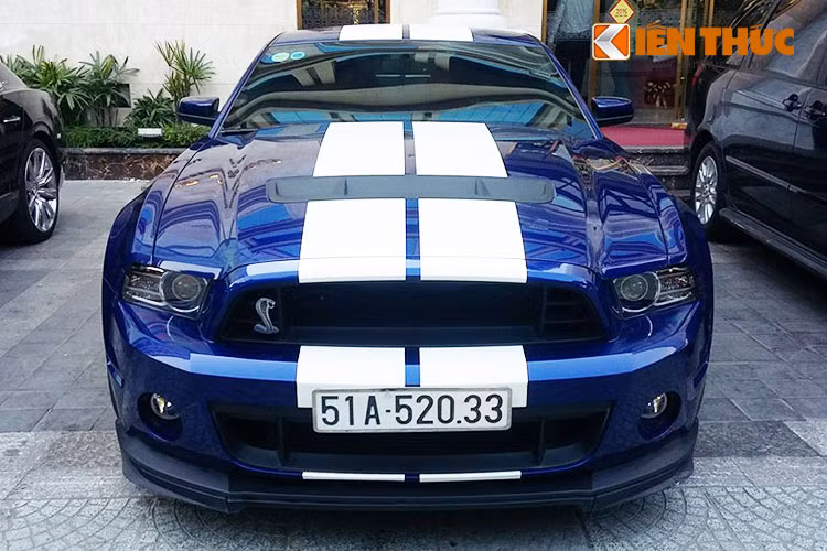 Thiết kế đầu xe với đèn pha HID tiêu chuẩn cùng đèn hậu LED, lưới tản nhiệt nổi bật với logo hình con rắn được đặt bên phải. Đầu xe mạnh mẽ với thiết kế các hốc hút gió lớn, dải sơn màu trắng hai vạch độc đáo kéo dài từ đầu đến đuôi, nắp ca pô thiết kế táo bạo.