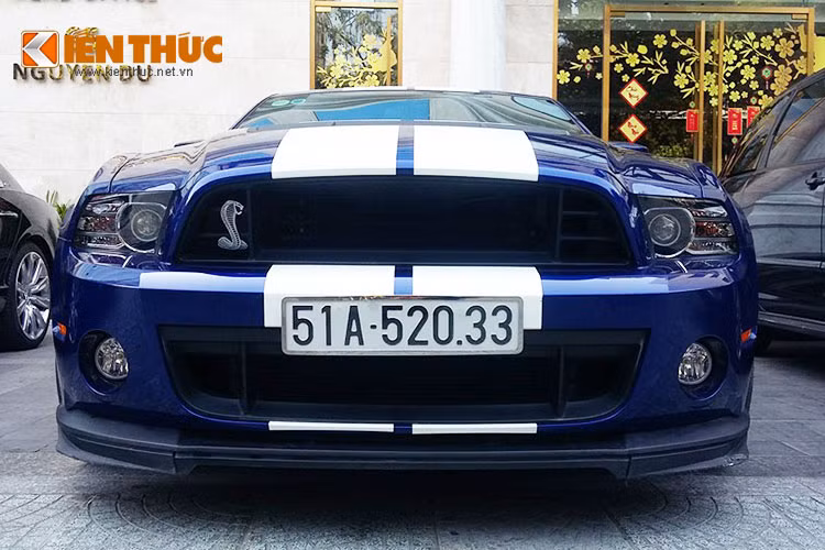 Không chỉ ở Việt Nam, mẫu Ford Shelby GT500 SVT Edition còn được xem là hàng hiếm trên Thế giới. Xe sở hữu nội thất bao gồm; ghế lái chỉnh điện 6 hướng, nội thất bọc da thường kết hợp da cao cấp Alcantara; hàng ghế sau có thể gập lại, hệ thống âm thanh 8 loa với 2 subwoofer, cổng kết nối USB...
