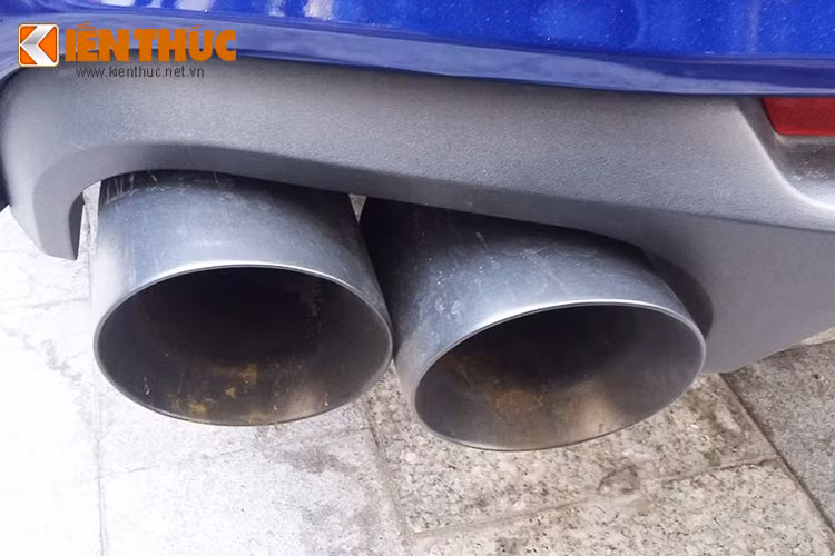 Bên cạnh những ưu điểm trên, cỗ máy của Ford Shelby GT500 SVT Edition còn được tăng áp hai lần, kim phun nhiên liệu cũng lớn hơn. Bốn ống xả được đặt đối xứng dưới cản sau, xe được trang bị chức năng điều khiển vòng tua cùng bốn chế độ ổn định điện tử.