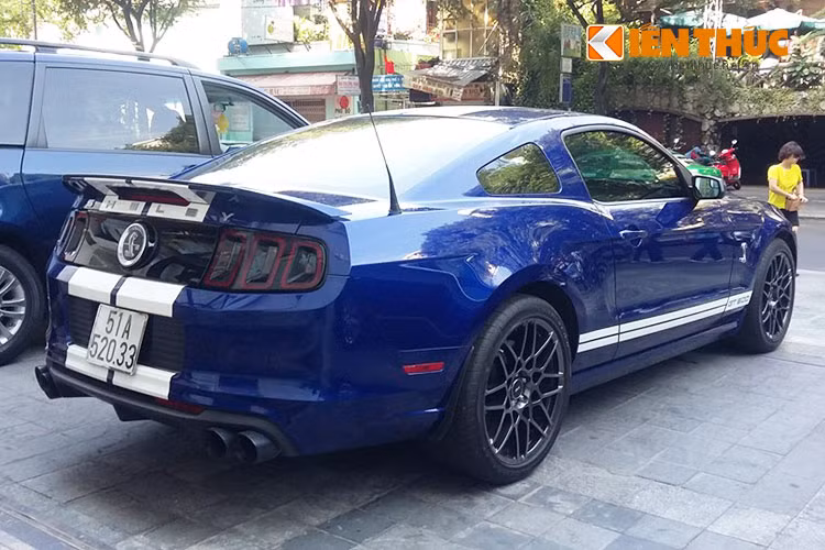 SVT viết tắt từ Special Vehicle Team - một dự án cho ra đời những chiếc xe nhanh nhất của Ford từ năm 1993. Phiên bản đặc biệt Shelby GT500 kỷ niệm 20 năm ra đời SVT được hãng xe Mỹ trang bị nâng cấp một số linh kiện, giúp chiếc xe cơ bắp Mỹ mạnh mẽ và bắt mắt hơn.