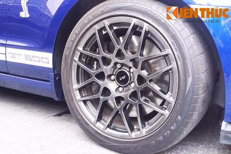 Thân xe được thiết kế khí động học cùng dải viền trắng phong cách đường đua trên thân, cùng với đó là logo "rắn hổ mang" của phiên bản này xuất hiện trên nhiều chi tiết. Xe được trang bị mâm đa chấu, đĩa phanh Brembo đường kính lớn với sáu piston.