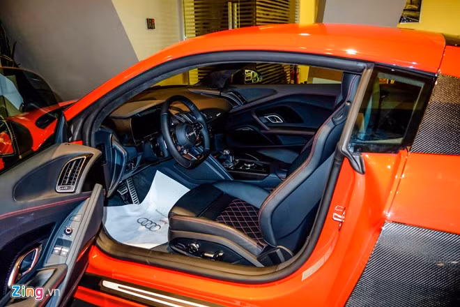 Nội thất vẫn giữ phong cách truyền thống của Audi với da thật và những đường chỉ khâu tay. Sợi carbon bao phủ bệ trung tâm, xung quanh khe gió điều hòa.