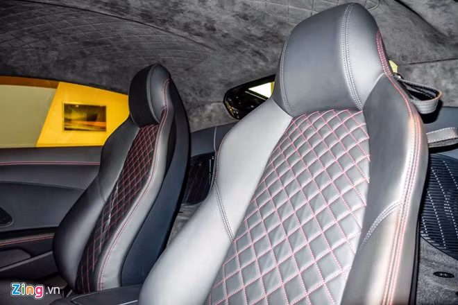 Xe có 2 chỗ ngồi và một kệ nhỏ phía sau, đủ đặt vài túi nhỏ hoặc bộ dụng cụ chơi golf. Động cơ phía sau nên khoang chứa đồ được chuyển ra phía trước. Khoang nội thất R8 V10 Plus rộng tương đương Porsche 911 Turbo và lớn hơn so với Mercedes-AMG GT hay Aston Martin Vantage.