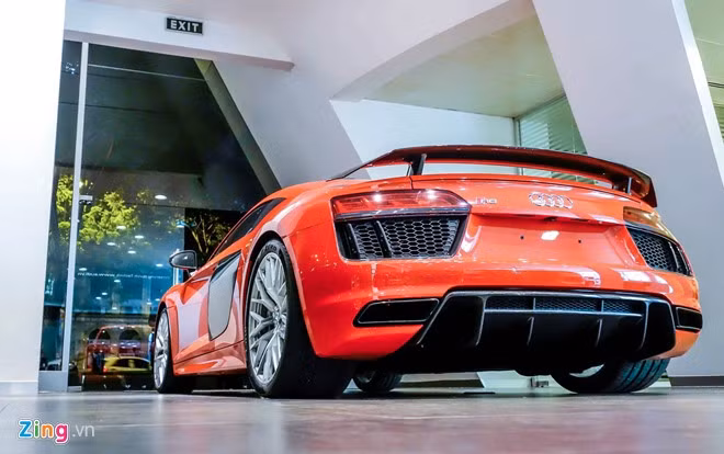 Hiện tại, Việt Nam có 2 chiếc Audi R8 V10 Plus, ngoài chiếc màu đỏ được nhập khẩu chính hãng mới 100% còn một chiếc màu đen nhập bởi đại lý tư nhân theo dạng đã qua sử dụng.