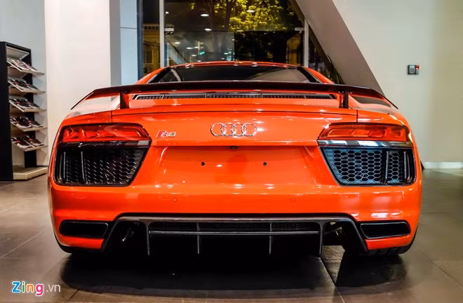 Audi R8 là siêu xe mang tính cách mạng của hãng xe sang nước Đức. Lần đầu tiên, một siêu xe có khung làm bằng nhôm 100% giúp giảm giá thành nhưng vẫn đảm bảo độ cứng và nhẹ. So với những siêu xe dùng khung sợi carbon, R8 rẻ hơn rất nhiều.