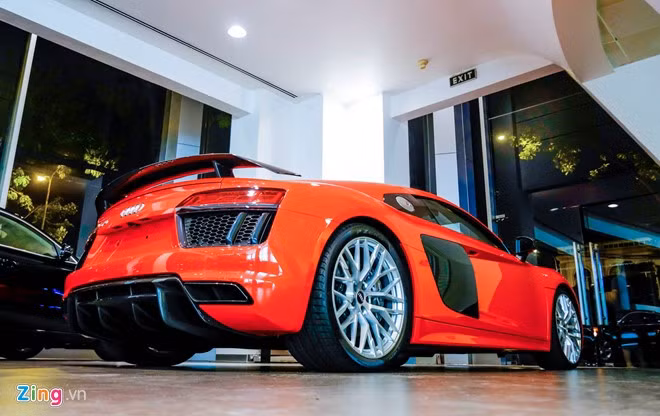 R8 V10 Plus có giá cơ sở tại Mỹ 191.000 USD. Giá trị xe tại Việt Nam vẫn chưa được công bố.