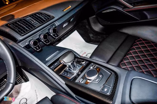 R8 truyền sức mạnh đến tất cả bốn bánh thông qua hộp số tự động ly hợp kép 7 cấp. Hệ dẫn động Quattro có khả năng truyền 100% năng lượng đến hai bánh.