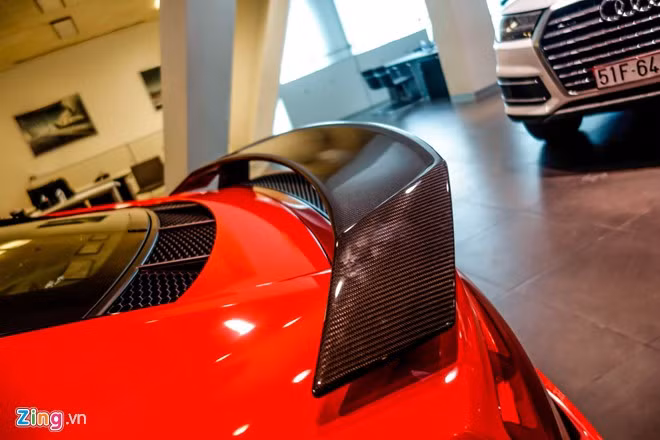Cánh gió đuôi bằng sợi carbon là đặc điểm phân biệt giữa phiên bản thường và bản Plus.