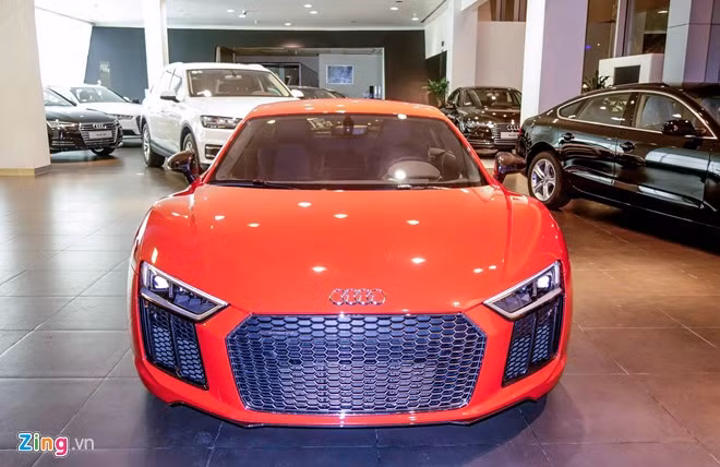 Giữa tháng 4 năm nay, siêu xe Audi R8 V10 Plus đầu tiên được nhập khẩu chính hãng về Việt Nam. So với những chiếc Audi R8 được nhập khẩu trước đây, phiên bản này sử dụng động cơ mạnh nhất, lên tới 602 mã lực, tương đương với động cơ trên siêu xe Lamborghini Huracan.