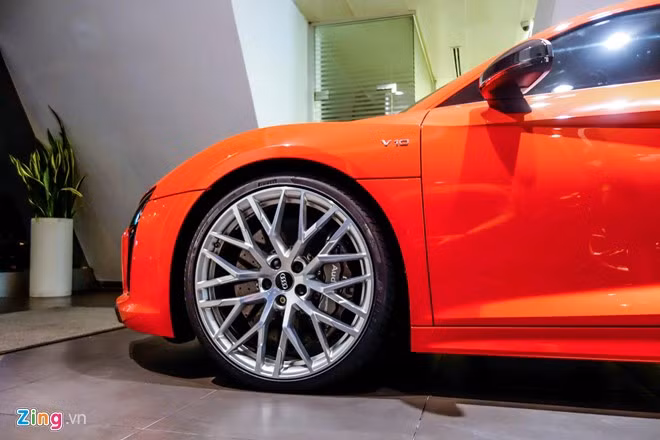 Xe sử dụng vành nhôm đúc đa chấu, đường kính 19 inch cả trước và sau.