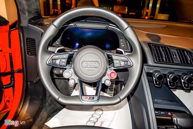 Bên trong xe, tầm nhìn về mọi hướng khá tốt, mặc dù đây là siêu xe động cơ đặt giữa. Lẫy chuyển số đặt ngay sau vô lăng giúp giảm thời gian sang số ở chế độ thể thao.