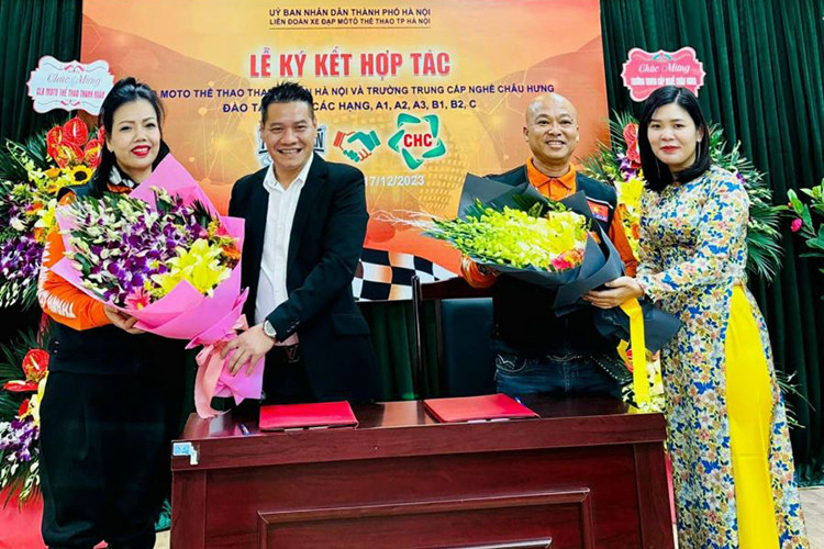 Dan choi moto co them diem thi giay phep lai xe moi o Hung Yen