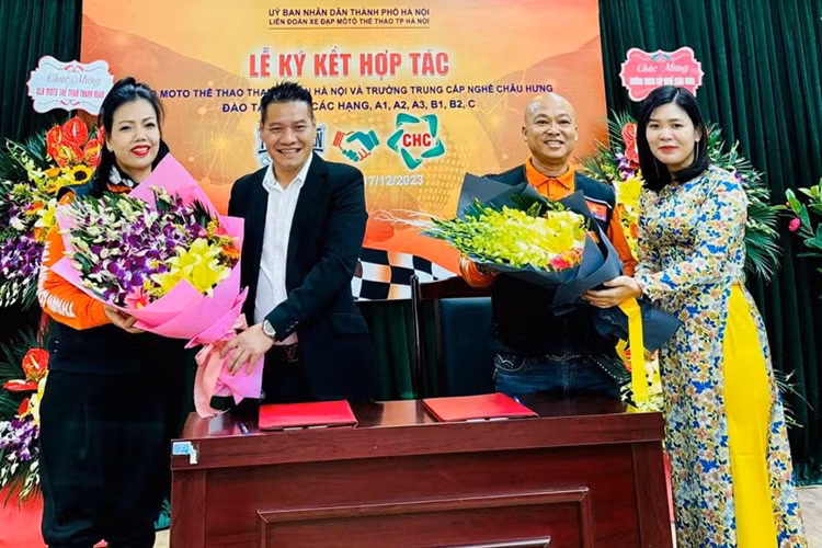 Dan choi moto co them diem thi giay phep lai xe moi o Hung Yen