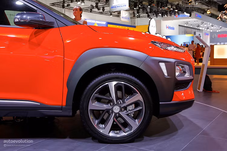 Hyundai Kona được phát triển dựa trên nền tảng hoàn toàn mới với khung xe được làm từ thép cường lực, xe được trang bị bộ mâm mới với la-zăng 5 chấu kép cỡ 16inch kiểu chữ Y khá ấn tượng. Gương chiếu hậu bên ngoài chỉ tích hợp đèn báo rẽ xi-nhan khá nhỏ nhưng là dạng led sáng.
