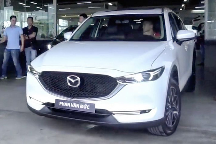 Trở về sau Asian Cup 2019, cầu thủ xứ Nghệ - Phan Văn Đức đã quyết định tậu chiếc xe SUV Mazda CX-5 mới ngay trước thềm Tết Nguyên Đán để làm phương tiện đưa cả gia đình đi du xuân. Được biết, giá lăn bánh của mẫu xe CX-5 đời mới nhất là khoảng hơn 1 tỷ đồng.