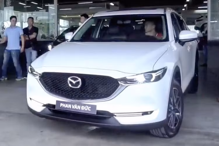 Trở về sau Asian Cup 2019, cầu thủ xứ Nghệ - Phan Văn Đức đã quyết định tậu chiếc xe SUV Mazda CX-5 mới ngay trước thềm Tết Nguyên Đán để làm phương tiện đưa cả gia đình đi du xuân. Được biết, giá lăn bánh của mẫu xe CX-5 đời mới nhất là khoảng hơn 1 tỷ đồng.