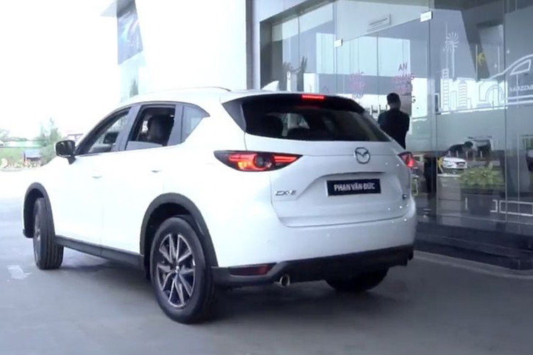 Không khó hiểu khi tiền vệ mang áo số 20 chọn CX-5 để làm người bàn đồng hành trong những ngày tới. Được biết mẫu xe Mazda CX-5 của Phan Văn Đức mới tậu từ trước đến nay vốn đã rất được khách hàng trẻ ưa chuộng. Hiện tại, đây chính là mẫu crossover ăn khách tại Việt Nam.