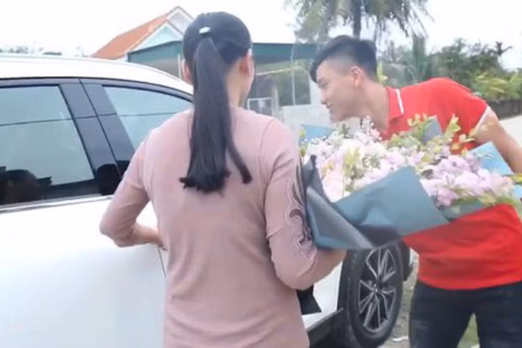 Ở thế hệ mới, Mazda CX-5 mang thiết kế cứng cáp, mạnh mẽ và thể thao, được lấy cảm hứng từ “đàn anh” CX-9 và dựa trên nền tảng với ngôn ngữ thiết kế quen thuộc KODO. Xe được trang bị cụm đèn pha tích hợp dải đèn LED chiếu sáng ban ngày. Đuôi nổi bật với kiểu thiết kế đơn giản với cụm ống xả đơn, ăng-ten vây cá mập trên nóc và đèn hậu dạng LED.